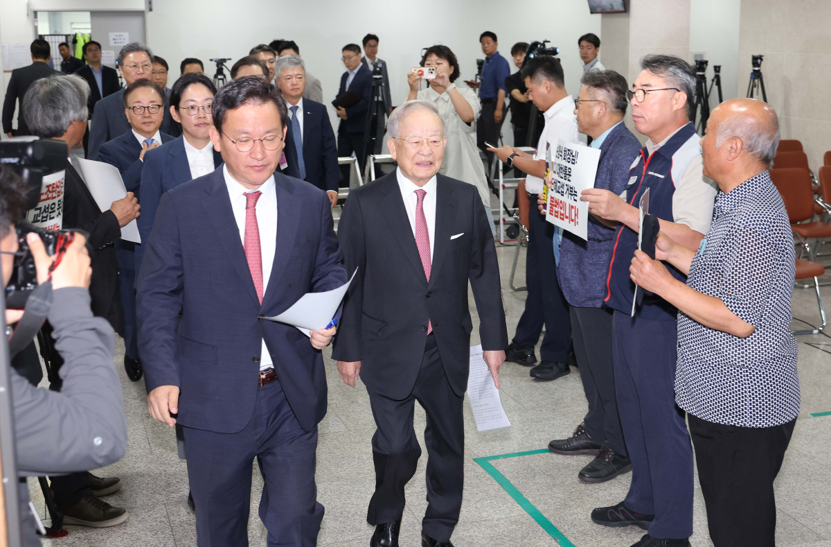 ▲손경식 한국경영자총협회 회장을 비롯한 경제6단체 대표들이 18일 서울 여의도 국회 소통관에서 열린 노조법 개정 반대 기자회견에 입장하던 중 노조법 2·3조 개정 운동본부의 피켓 항의를 받고 있다. 신태현 기자 holjjak@