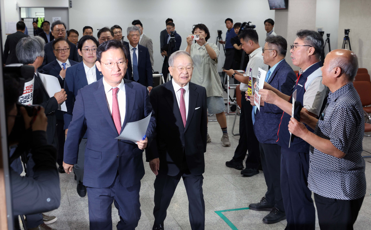 ▲손경식 한국경영자총협회 회장을 비롯한 경제6단체 대표들이 18일 서울 여의도 국회 소통관에서 열린 노조법 개정 반대 기자회견에 입장하던 중 노조법 2·3조 개정 운동본부의 피켓 항의를 받고 있다. 신태현 기자 holjjak@