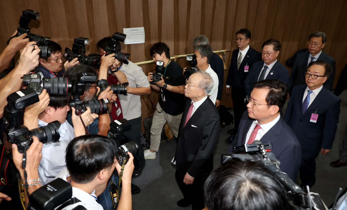 ▲손경식 한국경영자총협회 회장을 비롯한 경제6단체 대표들이 18일 서울 여의도 국회 소통관에서 노조법 개정 반대 기자회견을 가진 뒤 나서고 있다. 신태현 기자 holjjak@