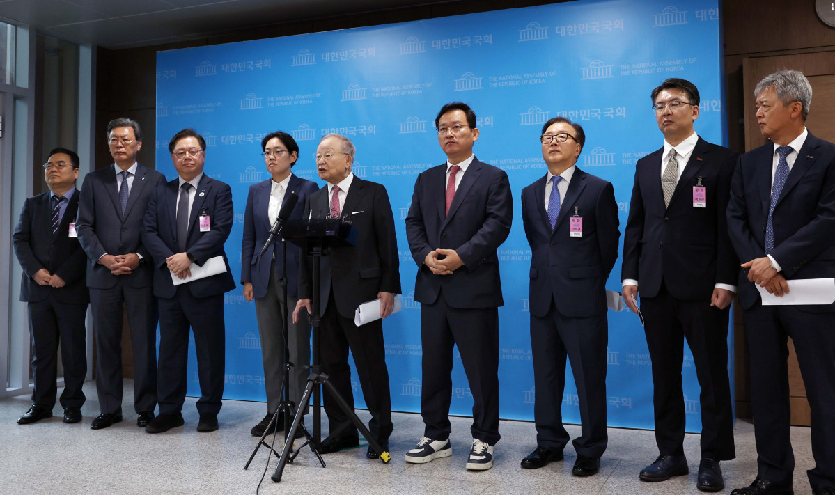 ▲손경식 한국경영자총협회 회장을 비롯한 경제6단체 대표들이 18일 서울 여의도 국회 소통관에서 노조법 개정 반대 기자회견을 가진 뒤 취재진 질문에 답변하고 있다. 신태현 기자 holjjak@