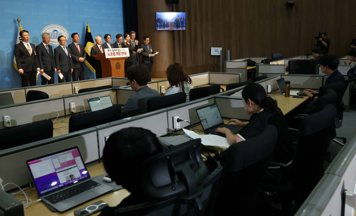 ▲손경식 한국경영자총협회 회장을 비롯한 경제6단체 대표들이 18일 서울 여의도 국회 소통관에서 노조법 개정 반대 기자회견을 갖고 있다. 신태현 기자 holjjak@