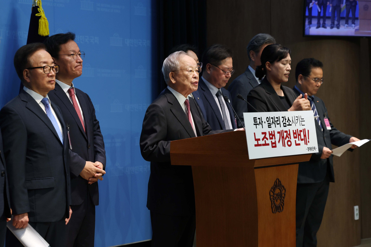 ▲손경식 한국경영자총협회 회장을 비롯한 경제6단체 대표들이 18일 서울 여의도 국회 소통관에서 노조법 개정 반대 기자회견을 갖고 있다. 신태현 기자 holjjak@