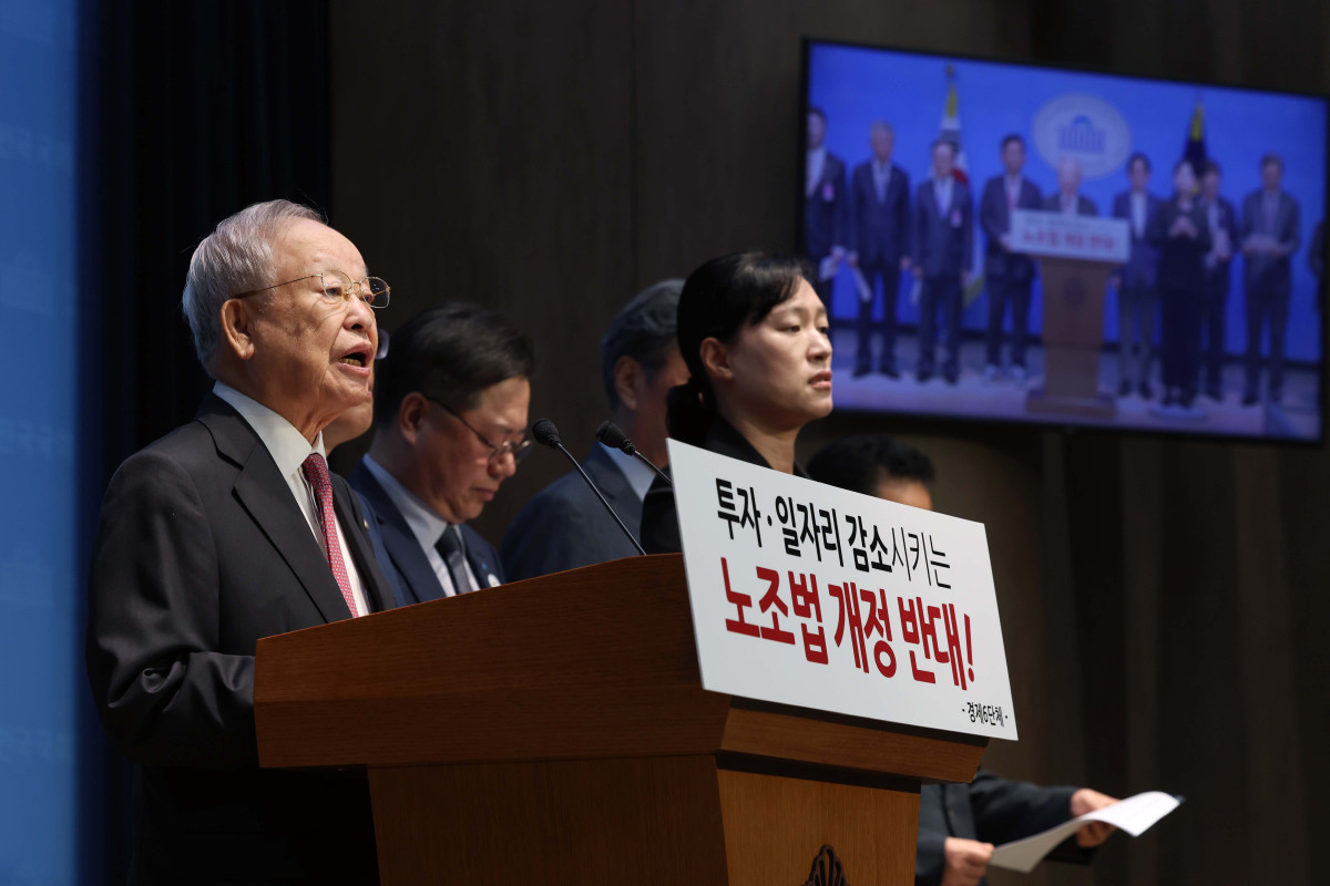▲손경식 한국경영자총협회 회장을 비롯한 경제6단체 대표들이 18일 서울 여의도 국회 소통관에서 노조법 개정 반대 기자회견을 갖고 있다. 신태현 기자 holjjak@