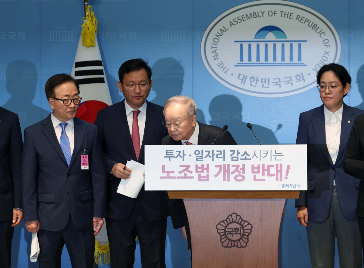 ▲손경식 한국경영자총협회 회장을 비롯한 경제6단체 대표들이 18일 서울 여의도 국회 소통관에서 노조법 개정 반대 기자회견을 갖고 있다. 신태현 기자 holjjak@