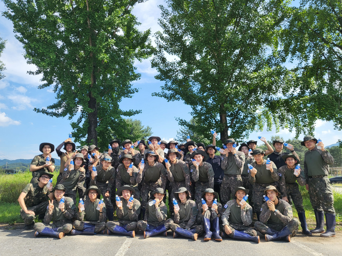 ▲동아오츠카는 지난달 폭우로 피해를 입은 경기 가평군 일대에서 복구 작업을 이어가고 있는 육군 수도기계화보병사단(수기사) 장병들에게 이온음료 포카리스웨트 2000개를 지원했다고 18일 밝혔다. (사진제공=동아오츠카)