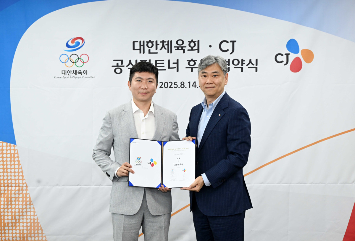 ▲유승민(왼쪽) 대한체육회장과 김홍기 CJ 대표가 14일 대한체육회에서 후원 협약을 체결한 뒤 기념 사진을 촬영하고 있다. (사진제공=CJ제일제)