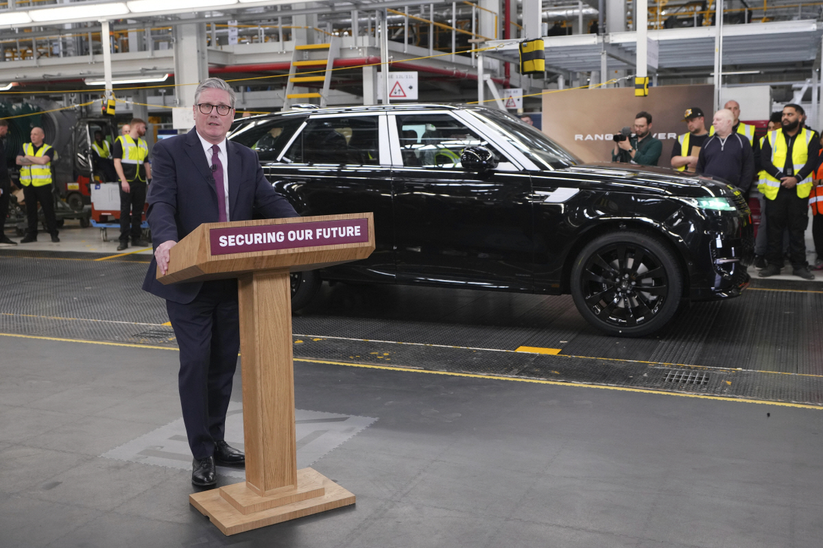 ▲키어 스타머 영국 총리가 4월 7일 버밍엄에 있는 재규어랜드로버 공장을 방문해 연설하고 있다. (버밍엄(영국)/AP뉴시스)