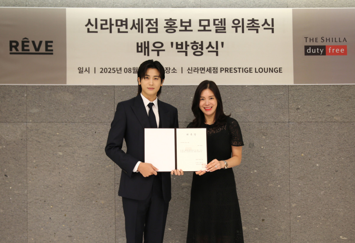 ▲13일 신라면세점 서울점에서 진행된 신라면세점 홍보모델 배우 박형식 위촉식에서 홍보모델 박형식(왼쪽)과 김보연 신라면세점 마케팅 팀장(상무)이 기념사진을 촬영하고 있다. (사진제공=신라면세점)