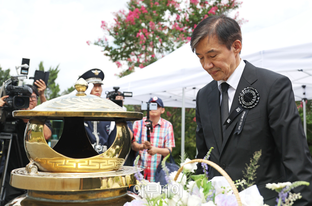 ▲조국 전 조국혁신당 대표가 18일 서울 동작구 국립서울현충원 내 김대중 전 대통령 묘역을 찾아 참배하고 있다. 조현호 기자 hyunho@