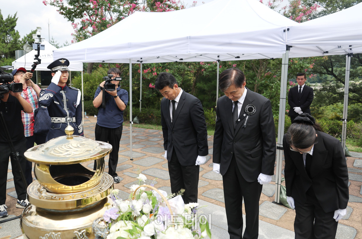 ▲조국 전 조국혁신당 대표가 18일 서울 동작구 국립서울현충원 내 김대중 전 대통령 묘역을 찾아 참배하고 있다. 조현호 기자 hyunho@