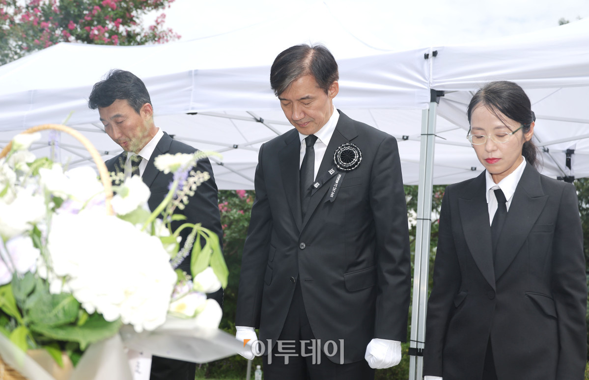 ▲조국 전 조국혁신당 대표가 18일 서울 동작구 국립서울현충원 내 김대중 전 대통령 묘역을 찾아 참배하고 있다. 조현호 기자 hyunho@