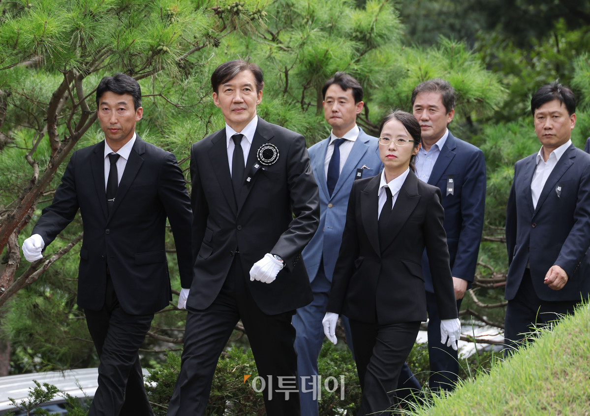 ▲조국 전 조국혁신당 대표가 18일 서울 동작구 국립서울현충원 내 김대중 전 대통령 묘역을 찾아 참배하기 위해 이동하고 있다. 조현호 기자 hyunho@