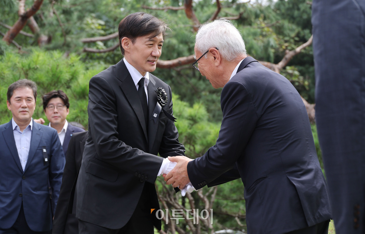 ▲조국(왼쪽) 전 조국혁신당 대표가 18일 서울 동작구 국립서울현충원 내 김대중 전 대통령 묘역을 찾아 참배를 하기에 앞서 배기선 전 김대중재단 사무총장과 인사를 하고 있다. 조현호 기자 hyunho@