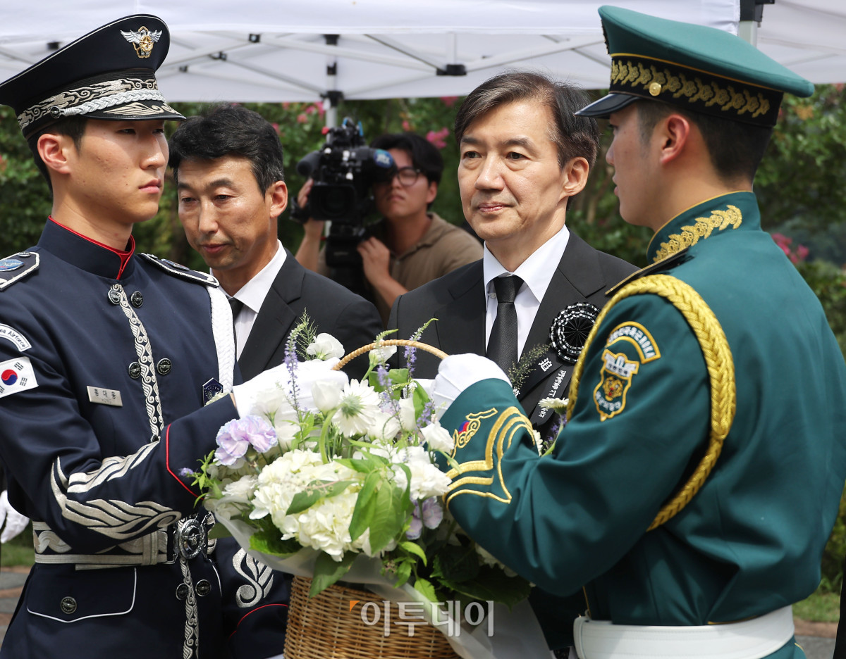 ▲조국 전 조국혁신당 대표가 18일 서울 동작구 국립서울현충원 내 김대중 전 대통령 묘역을 찾아 참배하고 있다. 조현호 기자 hyunho@