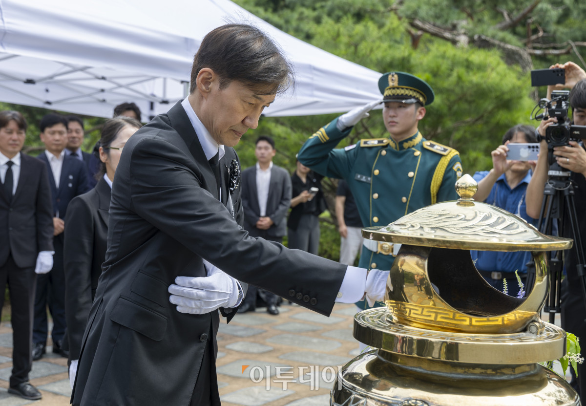 ▲조국 전 조국혁신당 대표가 18일 서울 동작구 국립서울현충원 내 김대중 전 대통령 묘역을 찾아 참배하고 있다. 조현호 기자 hyunho@