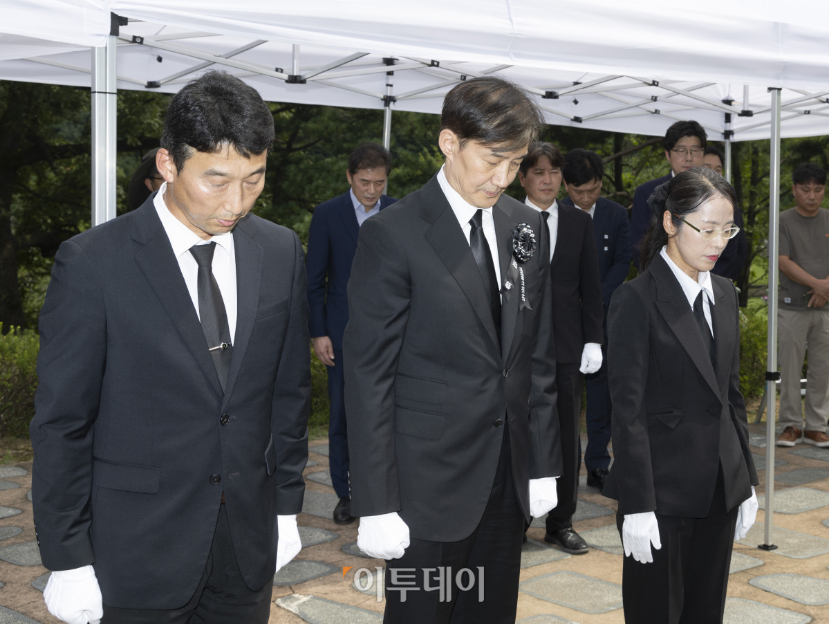 ▲조국 전 조국혁신당 대표가 18일 서울 동작구 국립서울현충원 내 김대중 전 대통령 묘역을 찾아 참배하고 있다. 조현호 기자 hyunho@