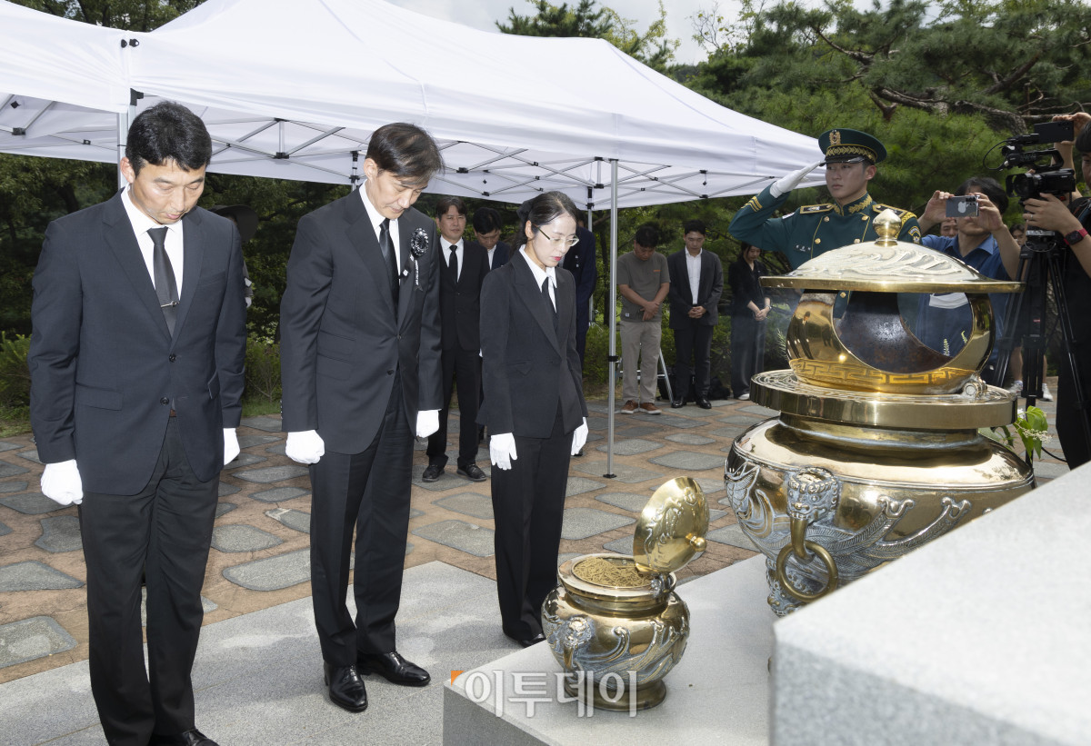 ▲조국 전 조국혁신당 대표가 18일 서울 동작구 국립서울현충원 내 김대중 전 대통령 묘역을 찾아 참배하고 있다. 조현호 기자 hyunho@