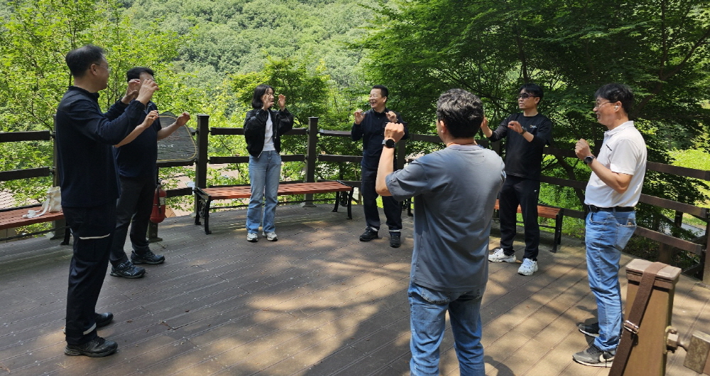 ▲한전KDN의 찾아가는 건강증진 프로그램 중 하나인 산림치유 테라피 진행 모습. (사진제공=한 KDN)