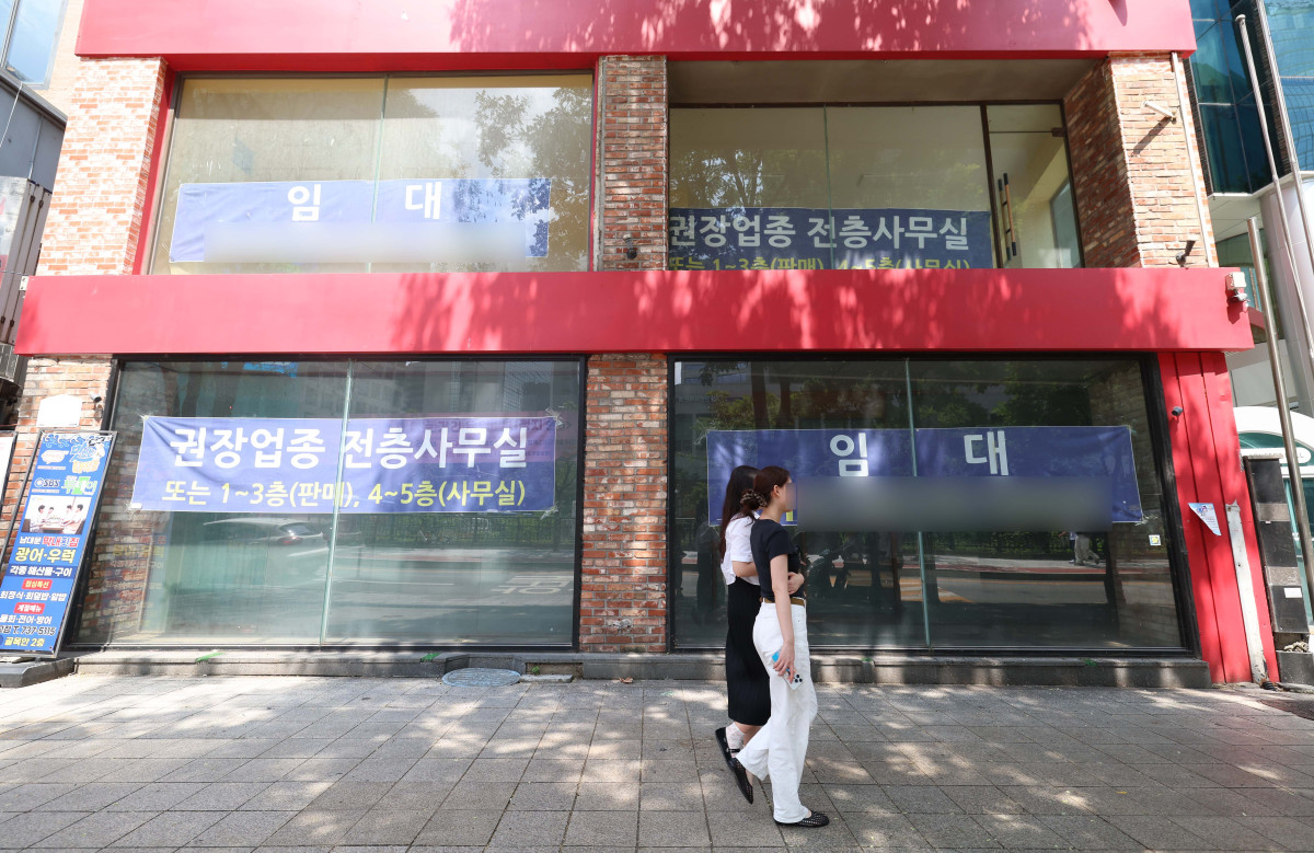 ▲고물가속 경기 둔화세가 이어지면서 2분기 소비자들의 외식·여가 지출이 줄어든 것으로 나타났다. 특히 외식업 중 술집 매출은 1년 전보다 10% 가까이 감소했다. 18일 한국신용데이터(KCD)의 ‘소상공인 동향 리포트’에 따르면 올해 2분기 소상공인 사업장당 매출 평균은 약 4507만 원으로, 직전 분기보다 7.9% 늘었지만 지난해 2분기보다는 0.8% 줄었다. 업종별로 보면, 외식업은 세부 업종 대부분에서 매출이 쪼그라들었다. 1년 전과 비교해 술집이 -9.2%로 타격이 가장 컸고, 분식(-3.7%)과 아시아음식(-3.6%), 패스트푸드(-3.0%)와 카페(-2.4%)가 그 뒤를 이었다. 서비스업에서는 노래방, 피시방 업종의 부진이 -8.3%로 두드러졌으며 숙박·여행서비스업 매출도 –3.2% 감소했다. 이날 서울의 한 먹자골목에 임대 안내문이 게시돼 있다. 신태현 기자 holjjak@