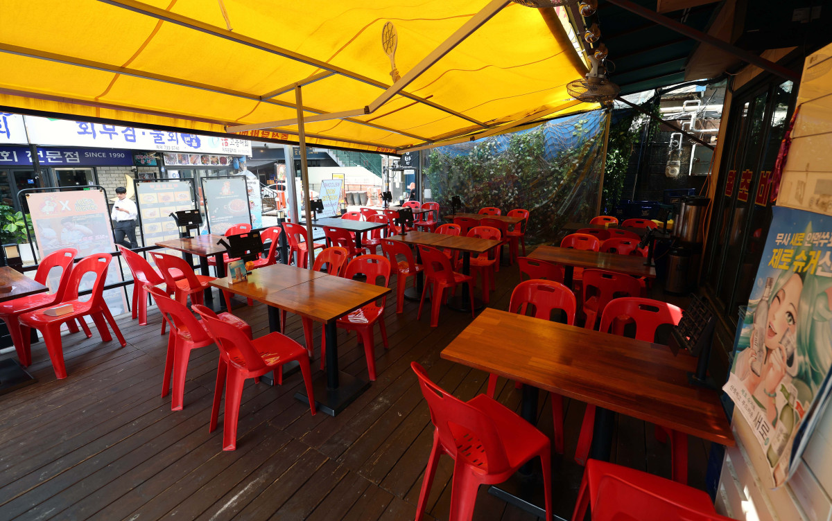 ▲고물가속 경기 둔화세가 이어지면서 2분기 소비자들의 외식·여가 지출이 줄어든 것으로 나타났다. 특히 외식업 중 술집 매출은 1년 전보다 10% 가까이 감소했다. 18일 한국신용데이터(KCD)의 ‘소상공인 동향 리포트’에 따르면 올해 2분기 소상공인 사업장당 매출 평균은 약 4507만 원으로, 직전 분기보다 7.9% 늘었지만 지난해 2분기보다는 0.8% 줄었다. 업종별로 보면, 외식업은 세부 업종 대부분에서 매출이 쪼그라들었다. 1년 전과 비교해 술집이 -9.2%로 타격이 가장 컸고, 분식(-3.7%)과 아시아음식(-3.6%), 패스트푸드(-3.0%)와 카페(-2.4%)가 그 뒤를 이었다. 서비스업에서는 노래방, 피시방 업종의 부진이 -8.3%로 두드러졌으며 숙박·여행서비스업 매출도 –3.2% 감소했다. 이날 서울의 한 먹자골목이 한산한 모습을 보이고 있다. 신태현 기자 holjjak@