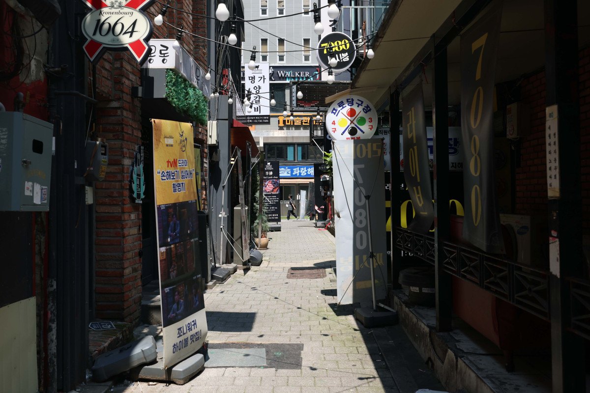 ▲고물가속 경기 둔화세가 이어지면서 2분기 소비자들의 외식·여가 지출이 줄어든 것으로 나타났다. 특히 외식업 중 술집 매출은 1년 전보다 10% 가까이 감소했다. 18일 한국신용데이터(KCD)의 ‘소상공인 동향 리포트’에 따르면 올해 2분기 소상공인 사업장당 매출 평균은 약 4507만 원으로, 직전 분기보다 7.9% 늘었지만 지난해 2분기보다는 0.8% 줄었다. 업종별로 보면, 외식업은 세부 업종 대부분에서 매출이 쪼그라들었다. 1년 전과 비교해 술집이 -9.2%로 타격이 가장 컸고, 분식(-3.7%)과 아시아음식(-3.6%), 패스트푸드(-3.0%)와 카페(-2.4%)가 그 뒤를 이었다. 서비스업에서는 노래방, 피시방 업종의 부진이 -8.3%로 두드러졌으며 숙박·여행서비스업 매출도 –3.2% 감소했다. 이날 서울의 한 먹자골목이 한산한 모습을 보이고 있다. 신태현 기자 holjjak@