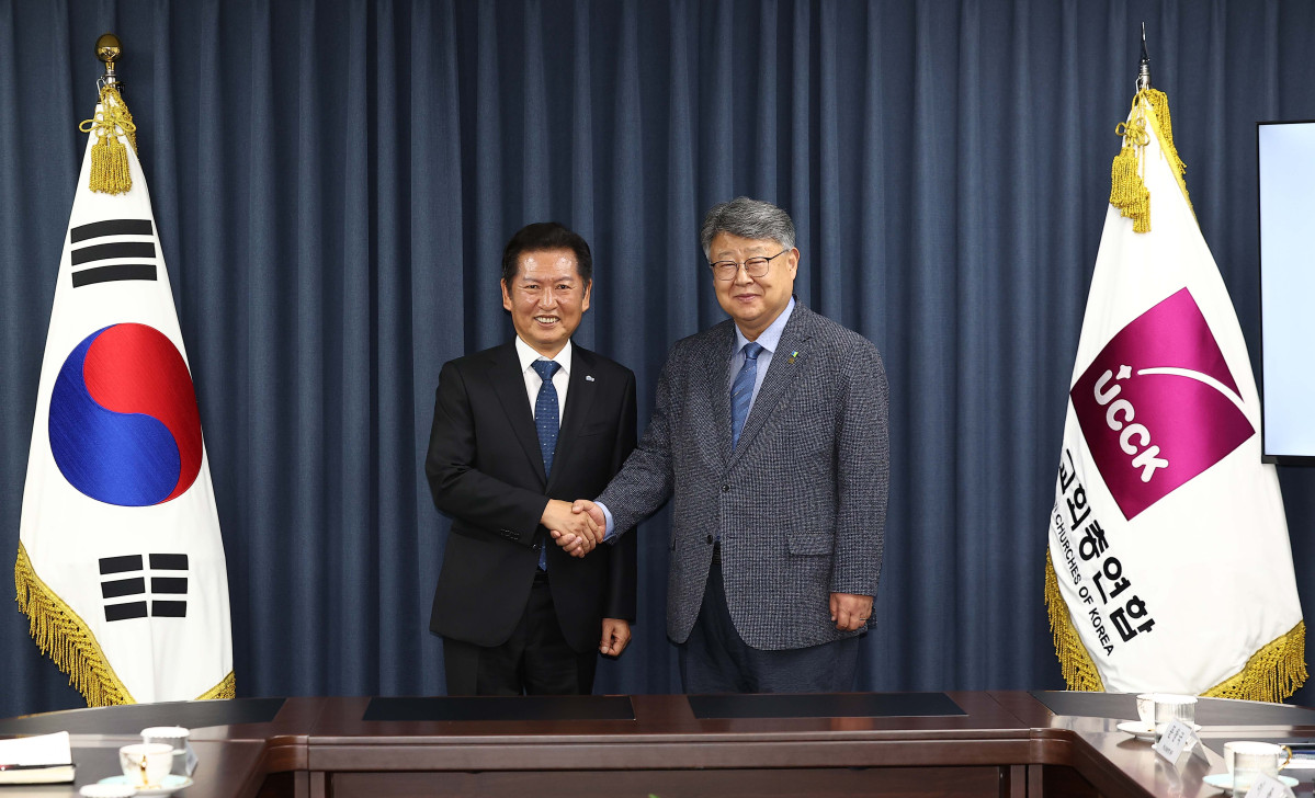 ▲더불어민주당 정청래 대표(왼쪽)가 18일 서울 종로구 한교총회관에서 김종혁 한국교회총연합(한교총) 대표회장과 악수하고 있다. 국회사진기자단