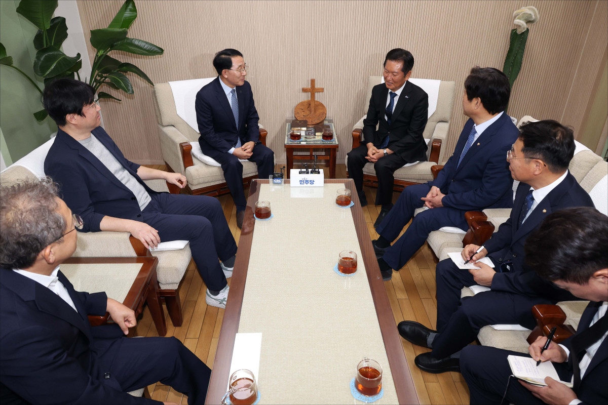 ▲정청래 더불어민주당 대표가 18일 오후 서울 종로구 한국기독교회관에서 김종생 한국기독교교회협의회(NCCK) 총무를 예방해 대화를 하고 있다. 국회사진기자단