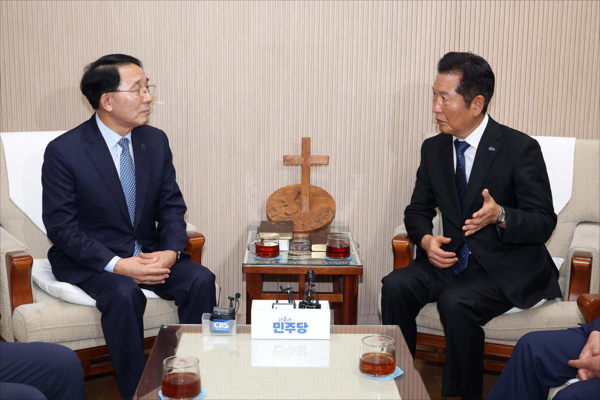 ▲정청래 더불어민주당 대표가 18일 오후 서울 종로구 한국기독교회관에서 김종생 한국기독교교회협의회(NCCK) 총무를 예방해 대화를 하고 있다. 국회사진기자단