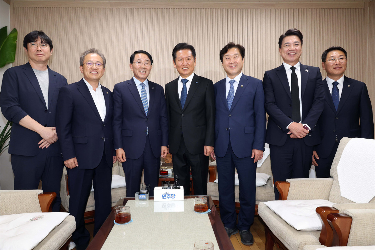 ▲정청래 더불어민주당 대표가 18일 오후 서울 종로구 한국기독교회관에서 김종생 한국기독교교회협의회(NCCK) 총무를 예방해 기념촬영을 하고 있다. 국회사진기자단