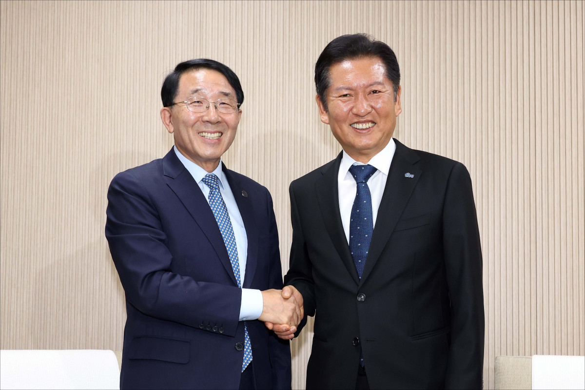 ▲정청래 더불어민주당 대표가 18일 오후 서울 종로구 한국기독교회관에서 김종생 한국기독교교회협의회(NCCK) 총무를 예방해 기념촬영을 하고 있다. 국회사진기자단