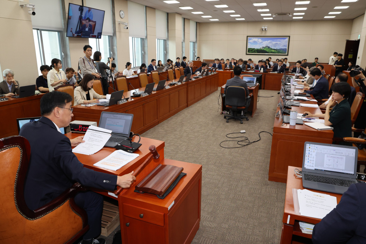 ▲위성곤 국회 기후위기특별위원회 신임 위원장이 18일 오후 서울 여의도 국회에서 열린 기후위기특위 전체회의를 주재하고 있다. 2025.08.18. (뉴시스)