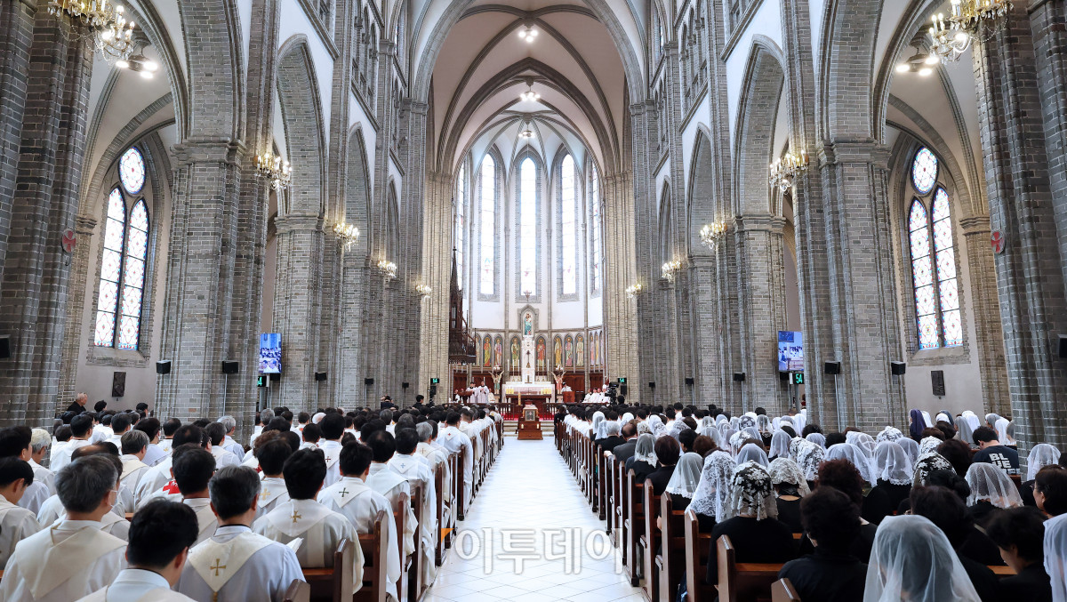 ▲천주교 서울대교구 故 유경촌 주교 장례미사가 18일 서울 중구 명동대성당에서 엄수되고 있다. 사진공동취재단
