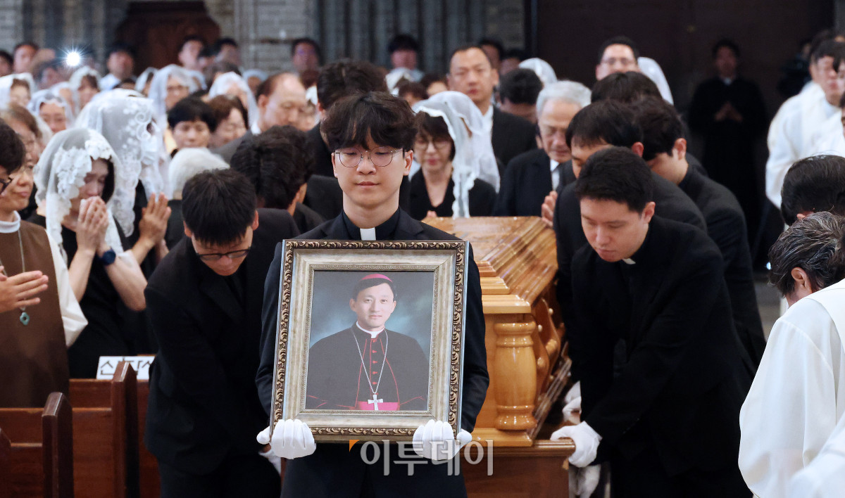▲천주교 서울대교구 故 유경촌 주교 장례미사가 18일 서울 중구 명동대성당에서 엄수되고 있다. 사진공동취재단