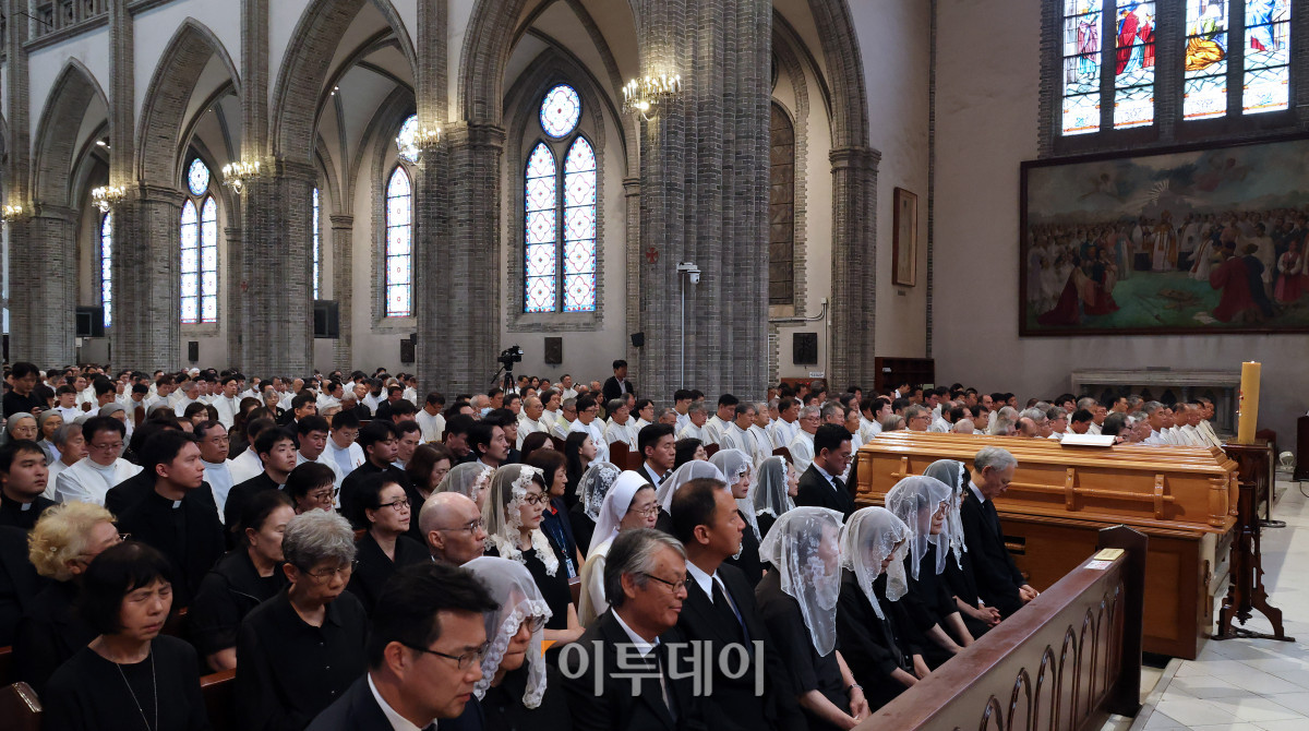 ▲천주교 서울대교구 故 유경촌 주교 장례미사가 18일 서울 중구 명동대성당에서 엄수되고 있다. 사진공동취재단