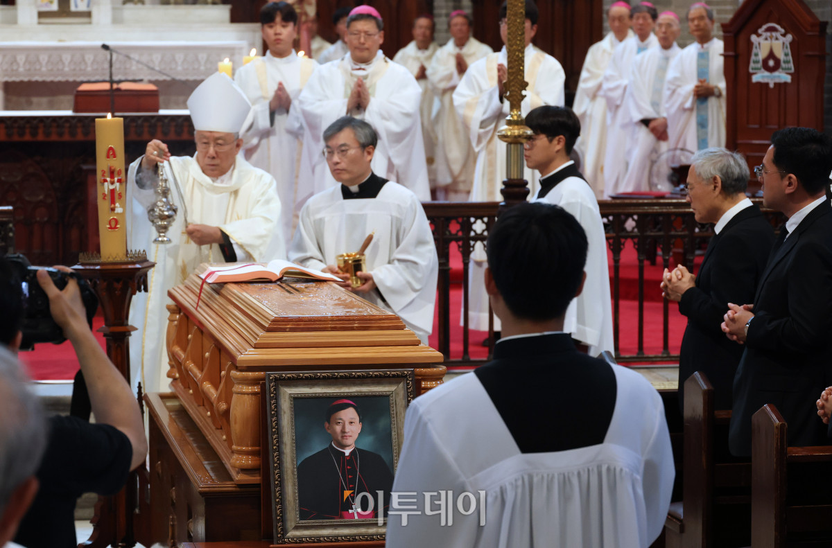 ▲천주교 서울대교구 故 유경촌 주교 장례미사가 18일 서울 중구 명동대성당에서 엄수되고 있다. 사진공동취재단