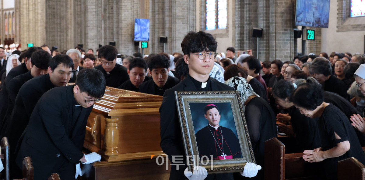 ▲천주교 서울대교구 故 유경촌 주교 장례미사가 18일 서울 중구 명동대성당에서 엄수되고 있다. 사진공동취재단