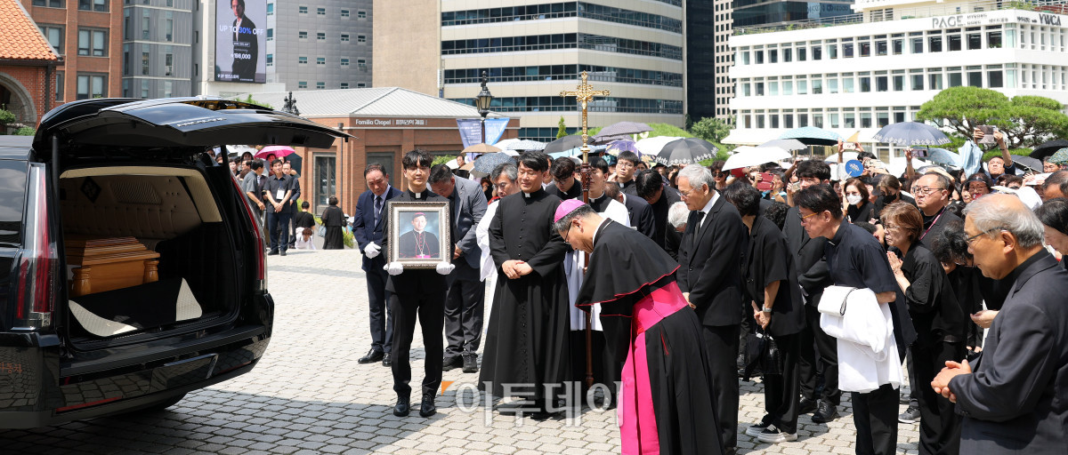 ▲故 유경촌 주교 장례 미사가 18일 서울 중구 명동대성당에서 엄수된 가운데 유인촌 전 문화체육관광부 장관을 비롯한 유가족들이 운구차를 향해 마지막 인사를 하고 있다. 사진공동취재단