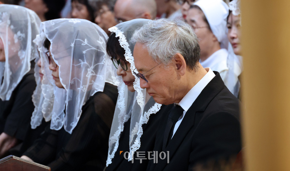▲유인촌 전 문화체육관광부 장관이 18일 서울 중구 명동대성당에서 엄수된 故 유경촌 주교 장례미사에서 슬픔에 잠겨 있다. 사진공동취재단