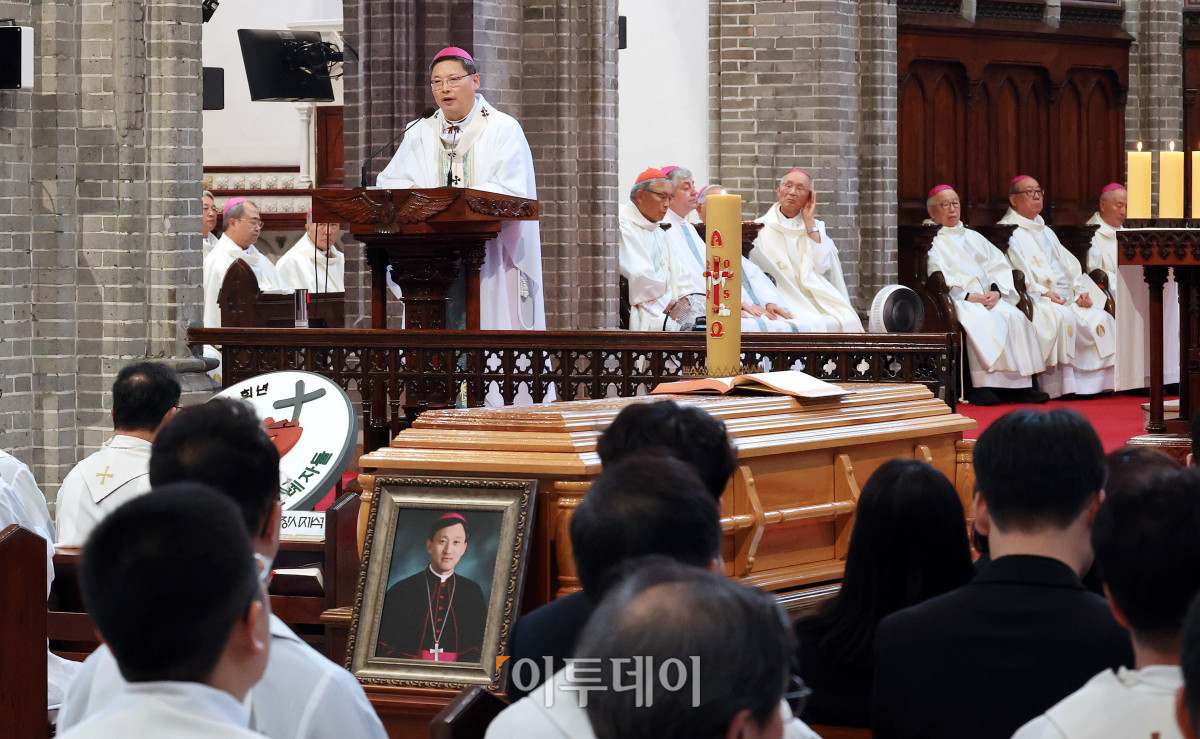 ▲정순택 천주교 서울대교구장 대주교가 18일 서울 중구 명동대성당에서 故 유경촌 주교 장례미사를 집전하고 있다. 사진공동취재단