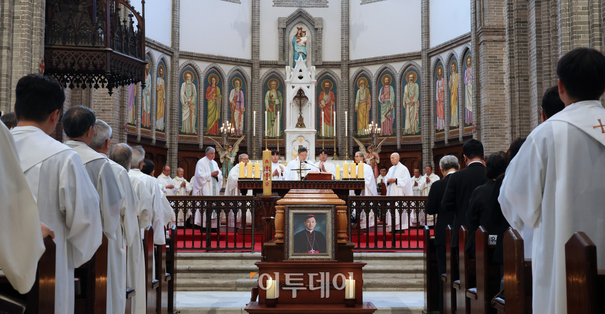 ▲정순택 천주교 서울대교구장 대주교가 18일 서울 중구 명동대성당에서 故 유경촌 주교 장례미사를 집전하고 있다. 사진공동취재단