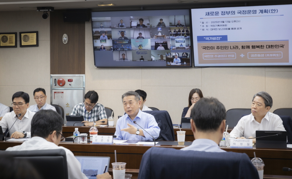 ▲김준동 한국남부발전 사장(가운데)이 18일, 전사 AX 가속화 및 국정과제 BP 창출을 위해 ‘2025년 8월 KOSPO 미래전략해커톤’을 개최했다. (사진제공=한국남부발전)