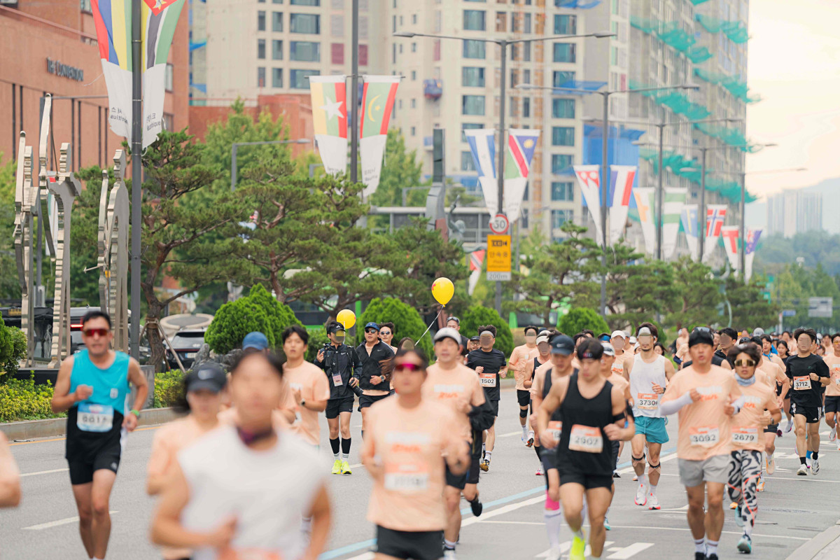▲서울시 송파구 일대에서 진행한 2024 스타일런 with 송파구 행사에서 달리고 있는 참가자들의 모습 (사진제공=롯데쇼핑)