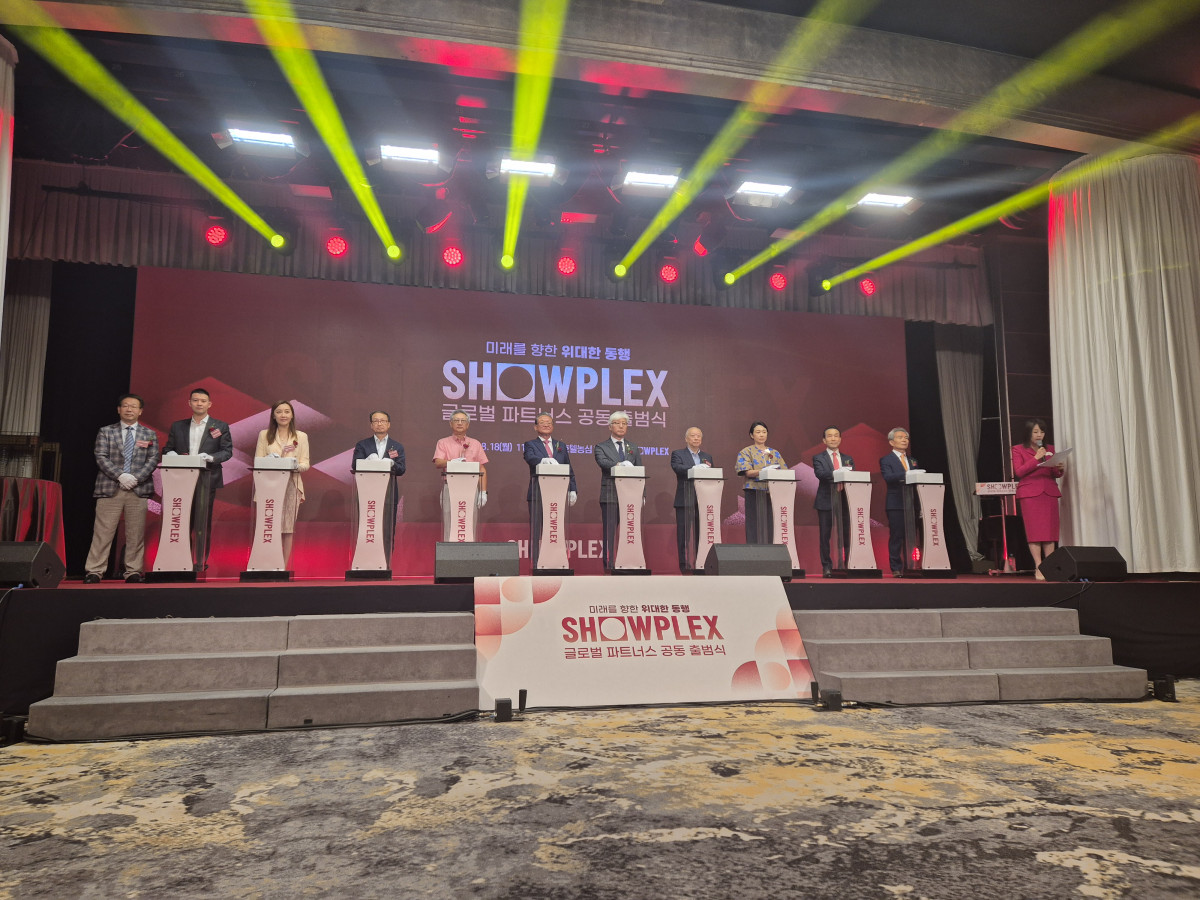 ▲쇼플렉스 글로벌파트너스 공동출범식에서 참석자들이 선언을 하고 있다. (서영인 기자 hihiro@)