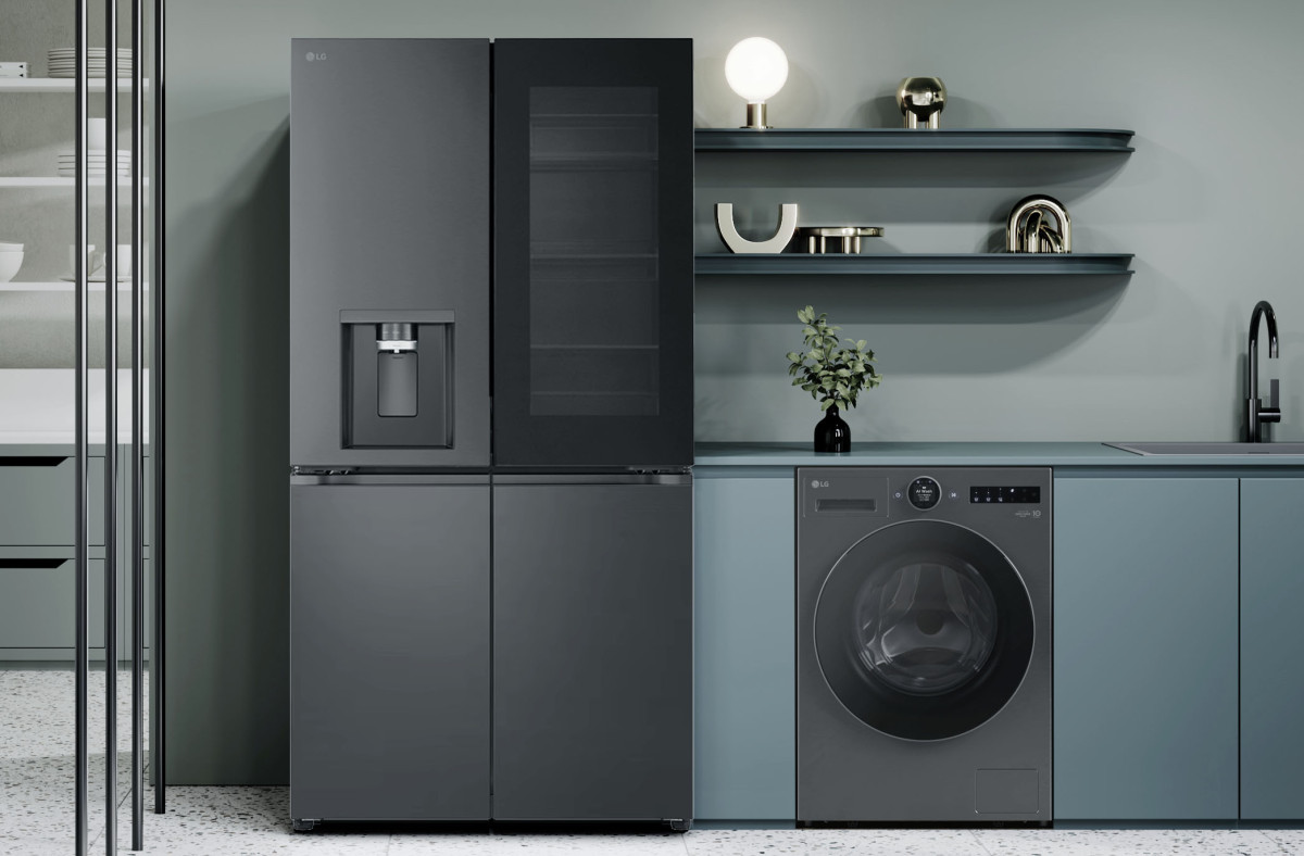 ▲LG전자 프렌치도어 냉장고와 일체형 세탁건조기 '히트펌프 워시콤보' 신제품이 집 안 공간에 배치된 모습 (자료제공=LG전자)