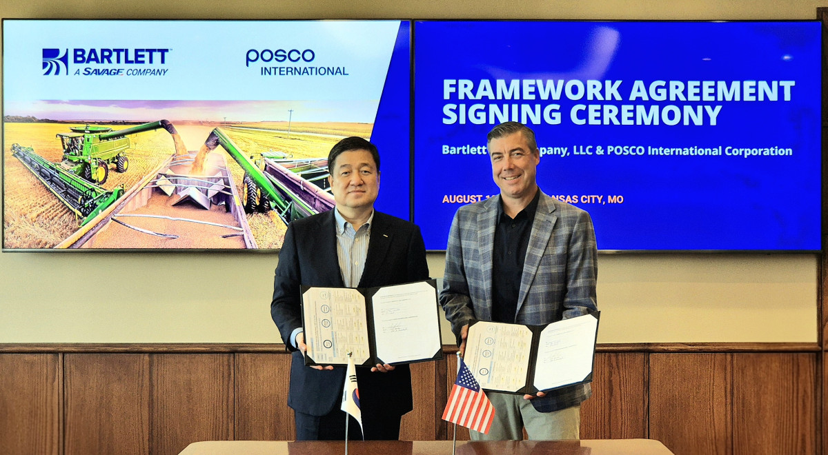 ▲포스코인터내셔널이 미국 바틀렛과 업무협약을 체결했다. 왼쪽부터 이계인 포스코인터내셔널 사장, 조 그리피스 바틀렛 사장. (포스코인터내셔널)