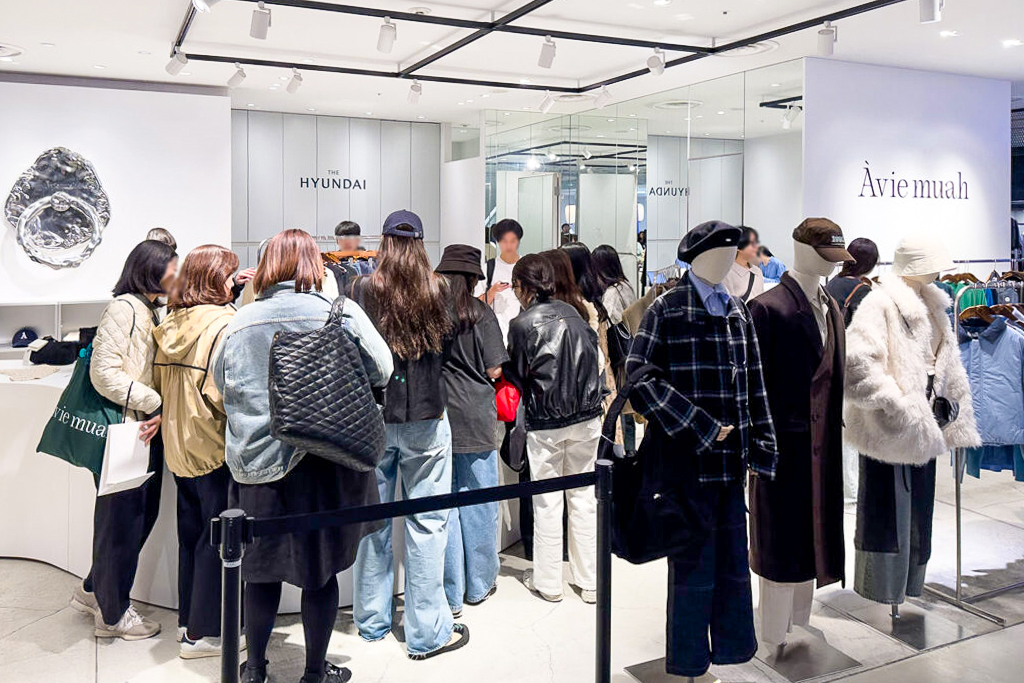 ▲지난해 11월 현대백화점이 일본 도쿄에 위치한 쇼핑몰 파르코 시부야점에서 진행한 '더현대 글로벌' 팝업스토어가 고객들로 붐비고 있다. (사진제공=현대백화점)