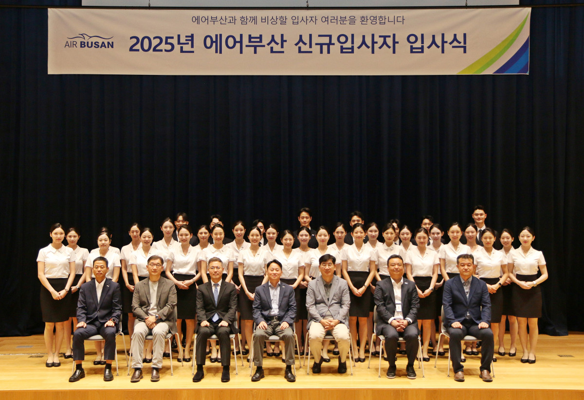 ▲18일 에어부산 본사에서 진행된 신입 객실승무원 입사식에서 신입 승무원과 임직원들이 기념촬영을 하고 있다. (사진=에어부산)