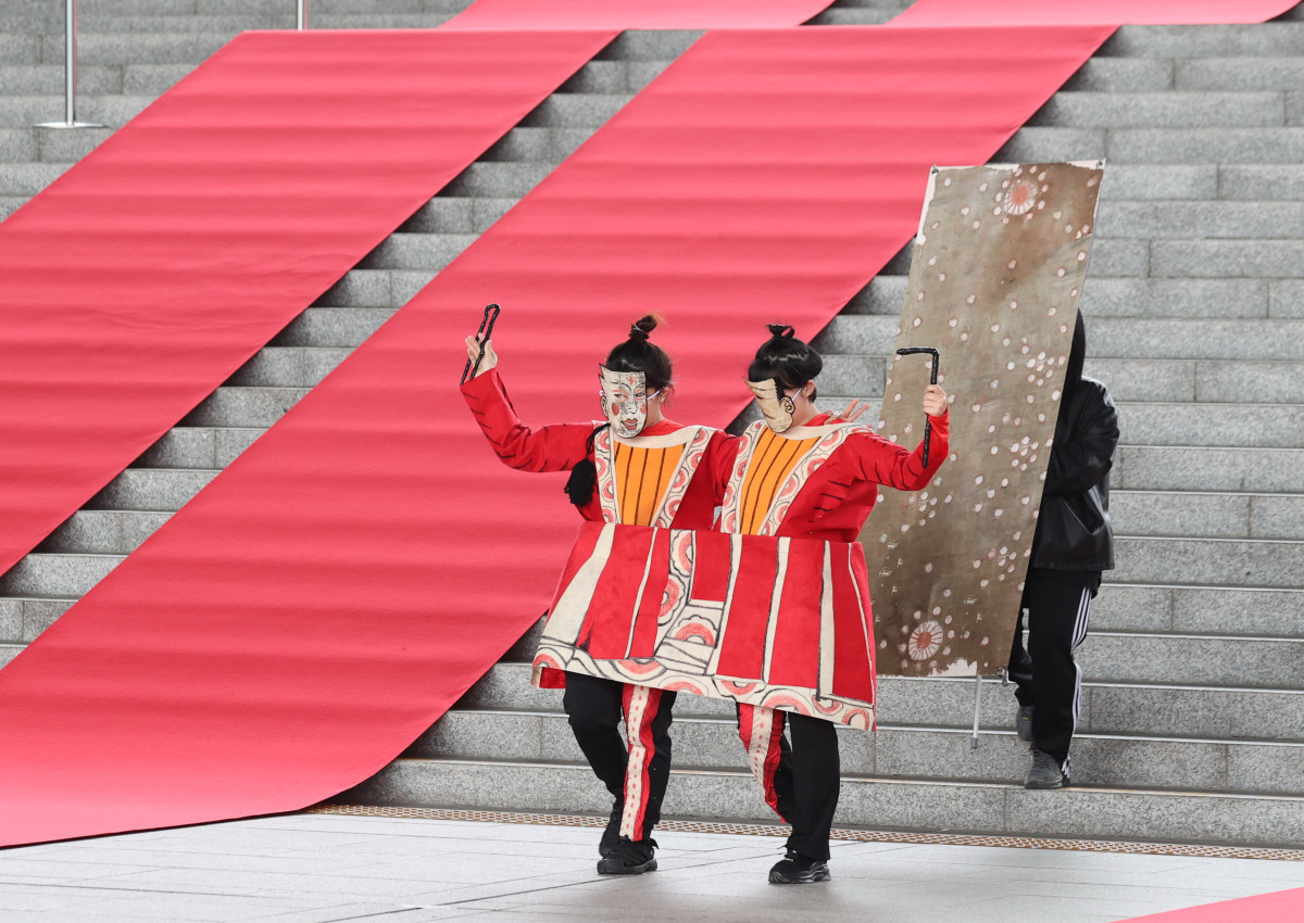 ▲지난해 10월 6일 오후 서울 용산구 국립중앙박물관에서 열린 전시품 분장놀이 축제 '국중박이 살아있다'에서 중국 신화에 등장하는 '복희와 여와'를 코스프레한 참가자가 런웨이를 걷고 있다. (연합뉴스)