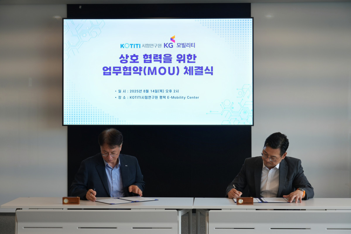 ▲KGM이 KOTITI시험연구원과 배터리 및 모빌리티 기술 관련 법규 대응과 시험 평가를 위한 MOU를 체결하고 상호협력하기로 했다. (사진 오른쪽 KGM ECO파워센터 심준엽 상무, 왼쪽 KOTITI 김민 이사) (사진=KGM)