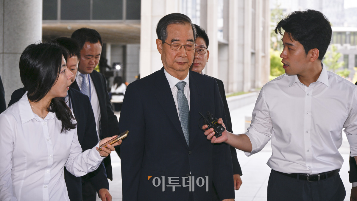 ▲12·3 비상계엄 사태에 가담·방조한 혐의를 받는 한덕수 국무총리가 19일 서울 서초구 서울고등검찰청에 마련된 내란특별검사팀 사무실에 피의자 조사를 받기 위해 출석하고 있다. 조현호 기자 hyunho@